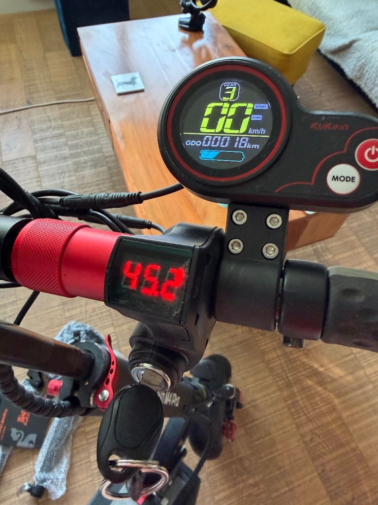 KUGOO KIRIN M4 Pro Electric Scooter – Only 18km on the odometer – Like New – Accessories Included