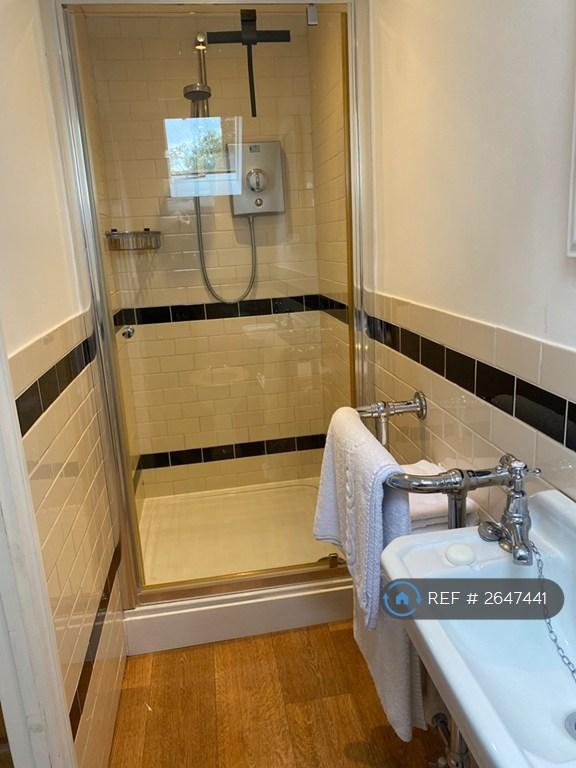 2 bedroom flat in Rose Hill, Dorking, RH4 (2 bed) (#2647441)