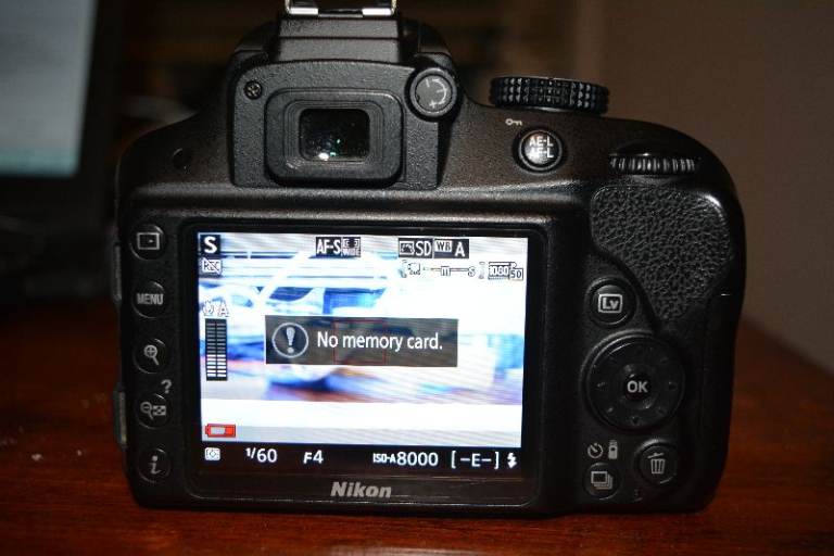 Nikon (D3300) (24.2MP) Camera. (Nice Condition)t