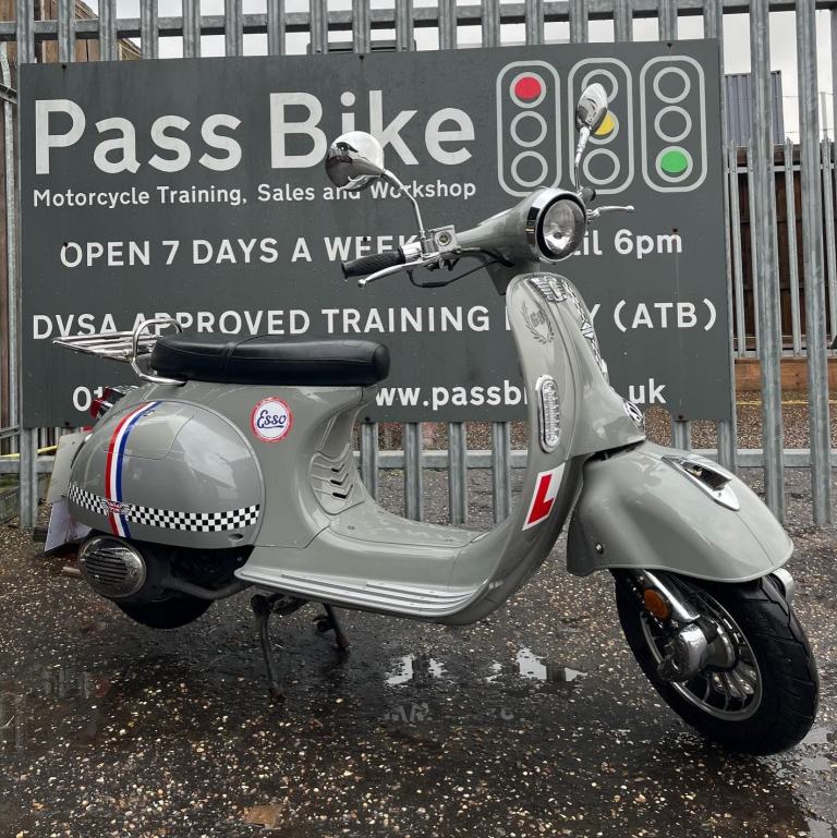 AJS Modena Retro Classic Style Automatic Twist and Go 125cc Scooter - 1387 Miles