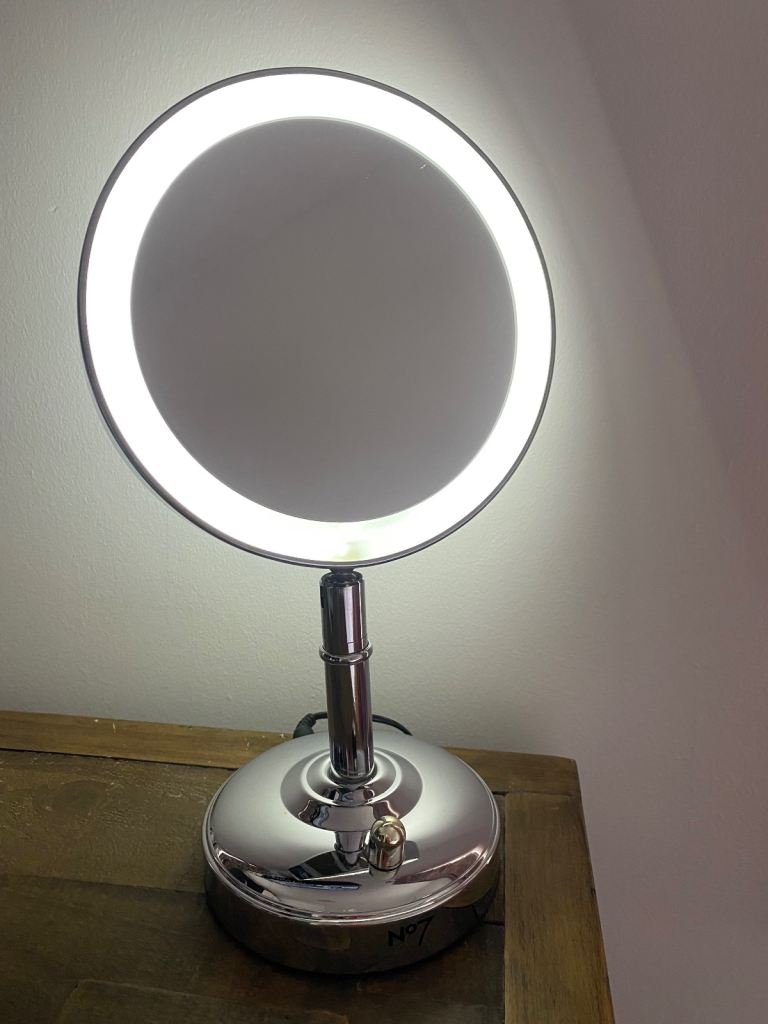 Illuminated dimmable magnifying make up mirror