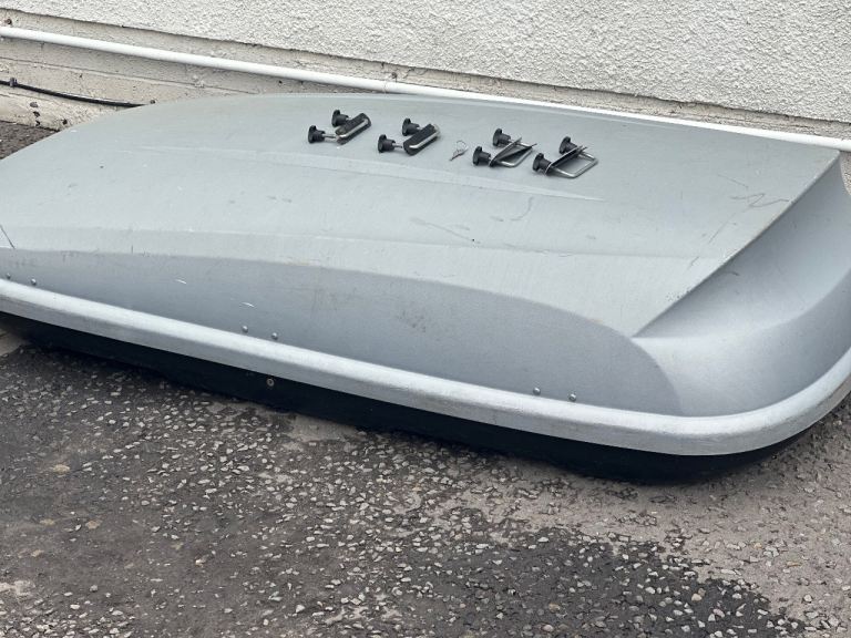 Halfords roof box 580L with key and clamps 