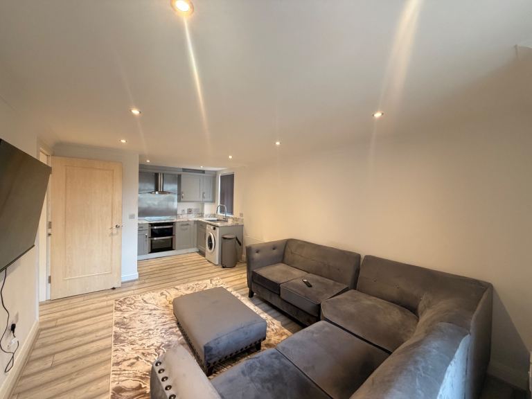 1 BEDROOM MODERN FURNISHED FLAT IN MOSELEY, B13 