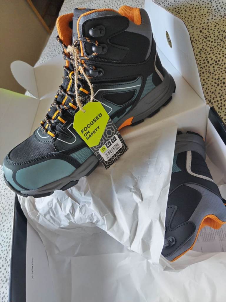 BEESWIFT HIKER MEN'S WORK BOOT. . 