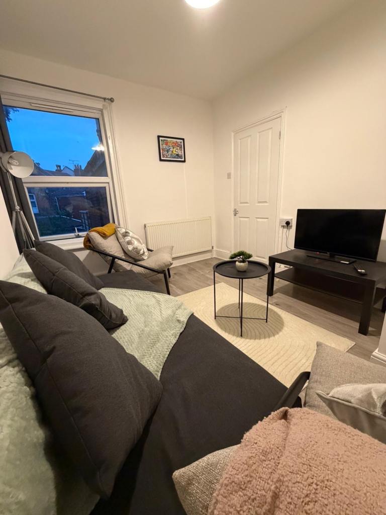 ✨AirBnB (BS4)✨ 2bed 1 bath flat, private terrace 