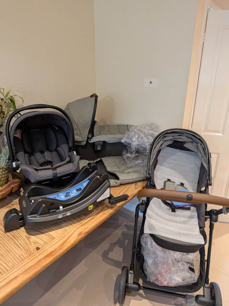 Graco Near2Me travel system - nearly brand new. 