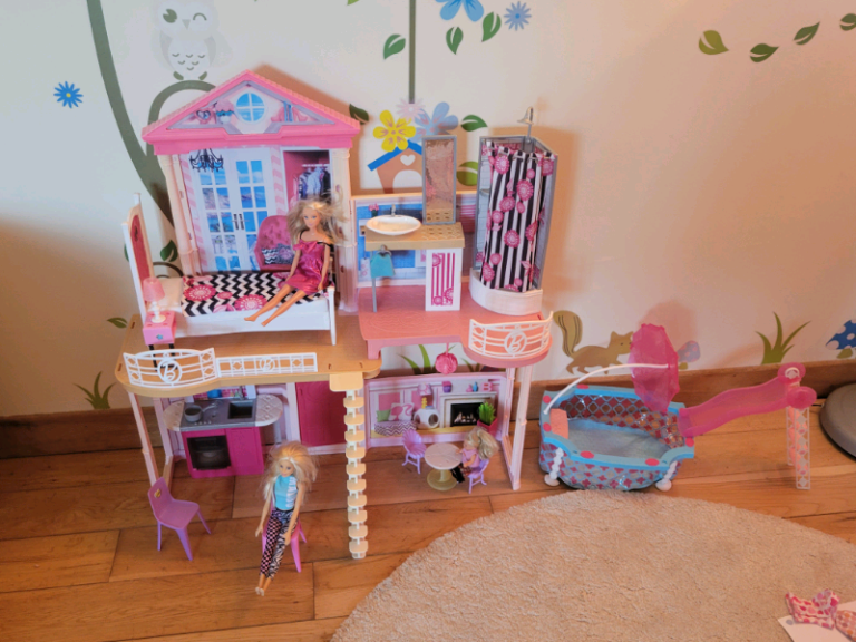 Barbie beach house with pool and accessories 