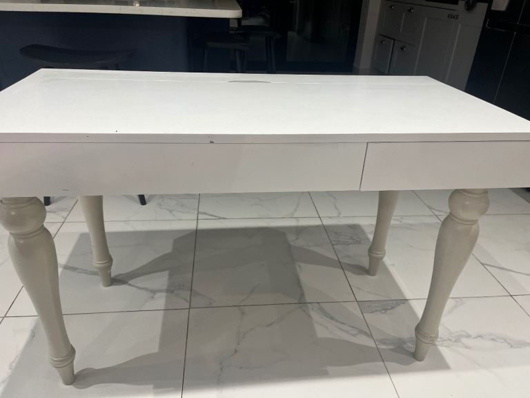 White desk chair (2 drawers)