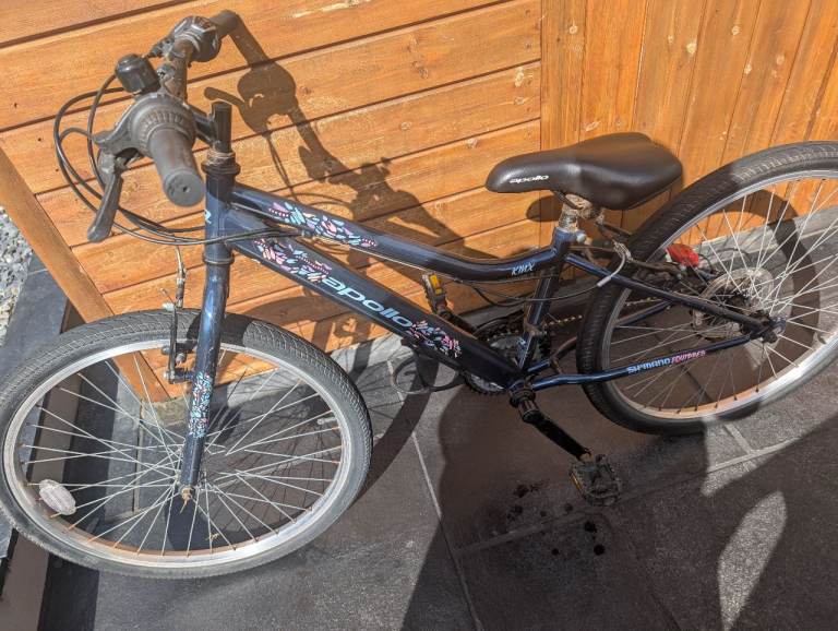 girls Apollo Kinx Junior Hybrid Bike 24 wheels 18 gears