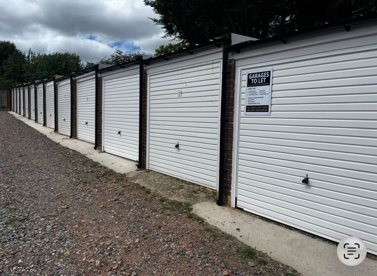 GARAGE TO RENT – HORSHAM – £150 PCM