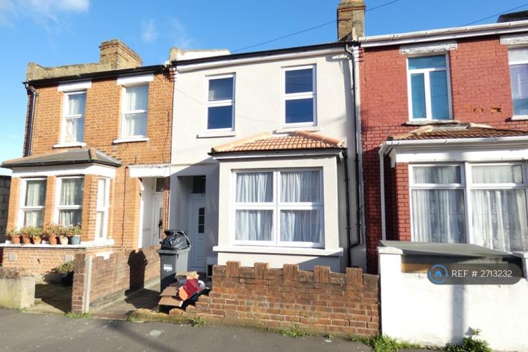 3 bedroom house in Nicholes Road, Hounslow, TW3 (3 bed) (#2713232)