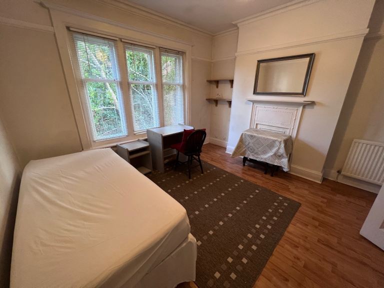 Large double room to rent in Charminster, Bournemouth