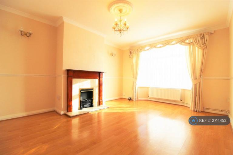 3 bedroom house in Winchcomb Gardens, London, SE9 (3 bed) (#2714453)