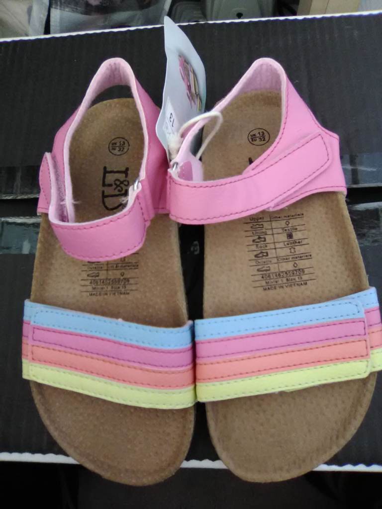 1 X PAIR BNWT KIDS LEATHER SANDALS - SIZE 13