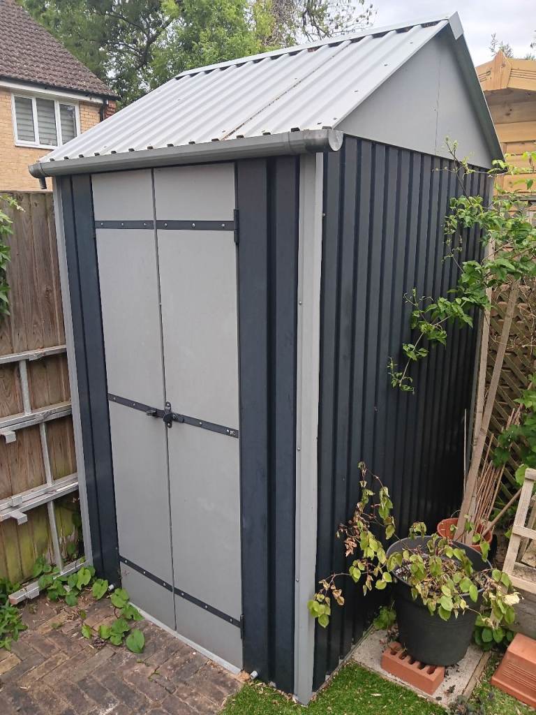 Garden shed (Yours for free if you dismantle it!)