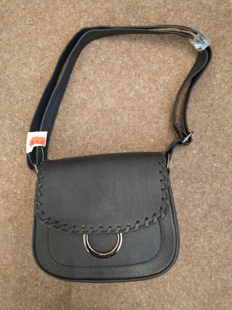 SHOULDER BAG (LADIES/TEENS) BLACK, FAUX-LEATHER. NEW, STILL TAGGED.