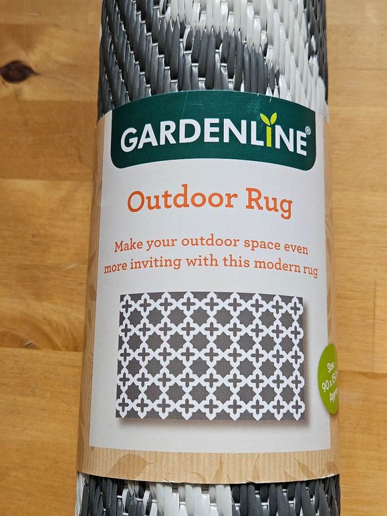 Grey and white outdoor rug £6  BNWT 