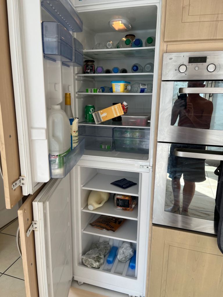 Baumatic integrated fridge freezer 