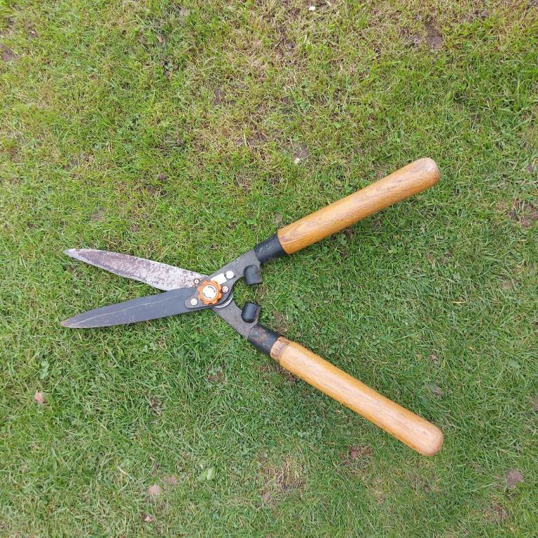Garden Hedge Shears with Wooden Handles – Good Condition