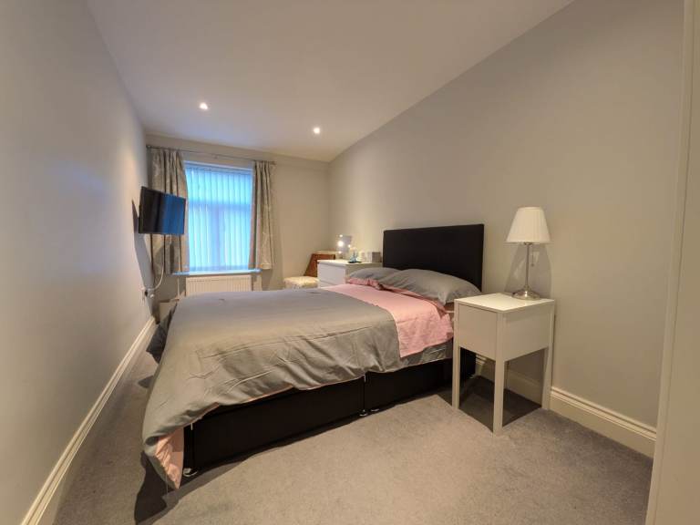 Clean double room in SW16 - all bills included 