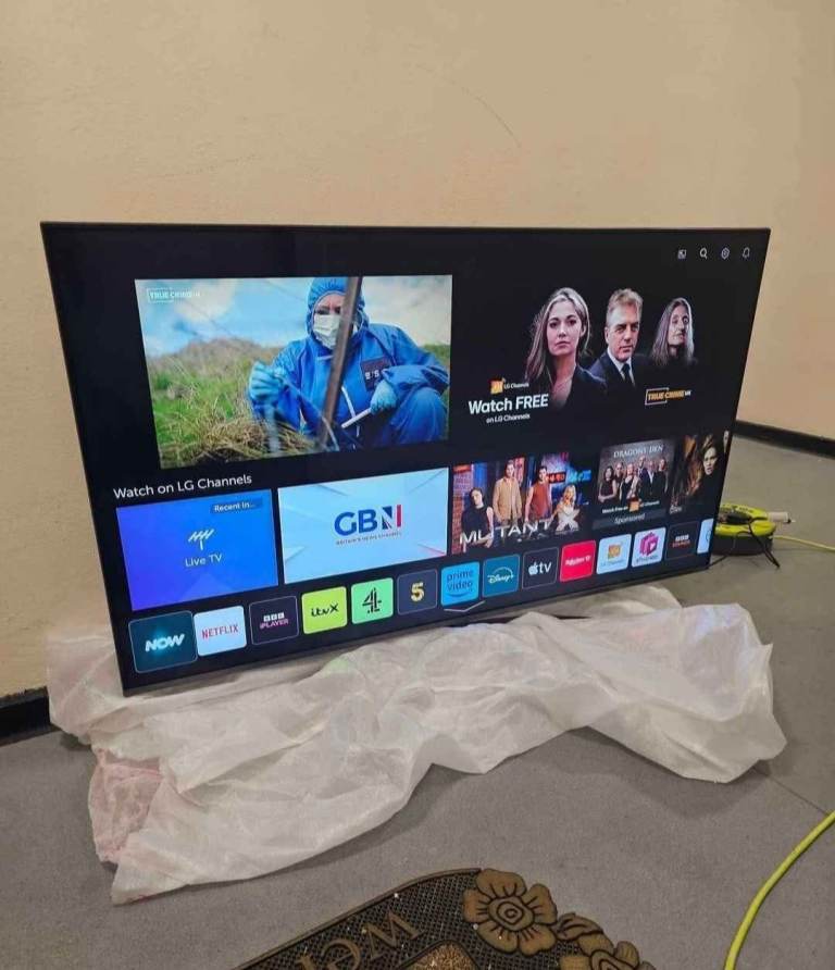 43" LG 4k Smart Ultra UHD LED WiFi TV with Stand and Remote £130