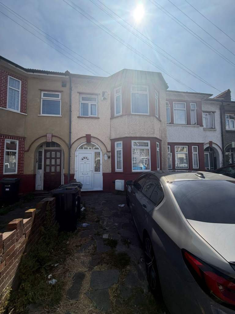 4 bed terraced house at the heart of Seven Kings