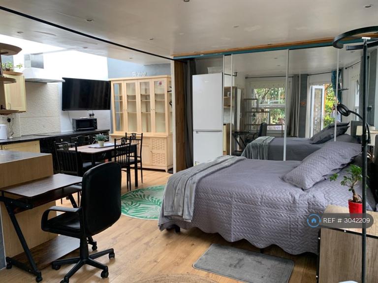 1 bedroom house in Villacourt Rd, London, SE18 (1 bed) (#3042209)