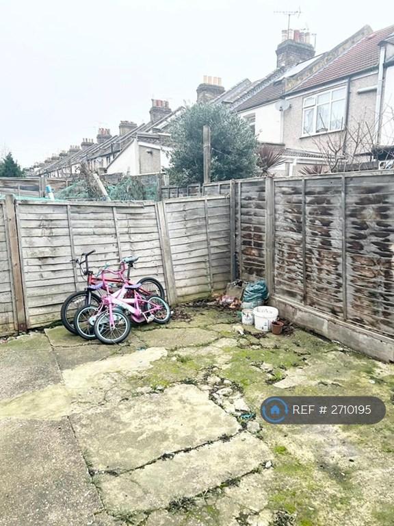 3 bedroom house in Chadwin Road, London, E13 (3 bed) (#2710195)