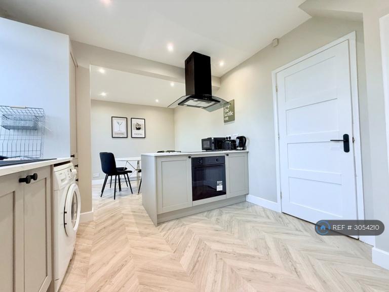 3 bedroom house in Carr Manor View, Leeds, LS17 (3 bed) (#3054210)