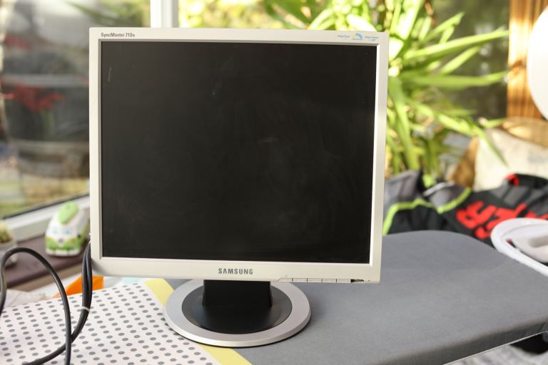 Computer monitor Samsung Syncmaster 710N