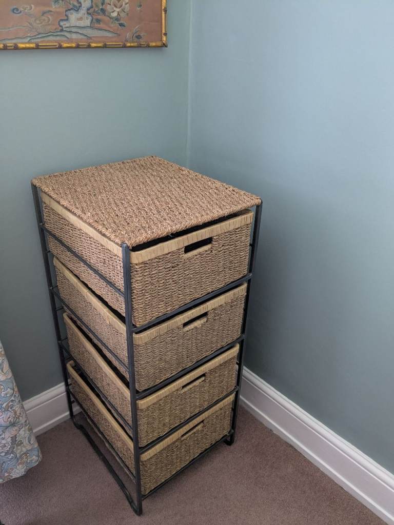 Set of drawers for bedroom or bathroom storage - very good condition (with useful drawer inserts)