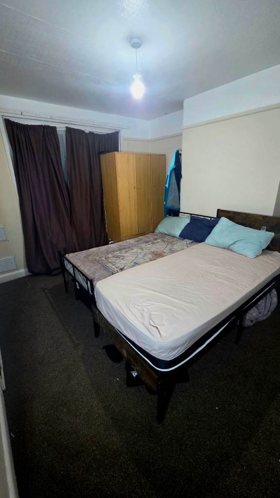 Two Boys Accomodation In Hounslow