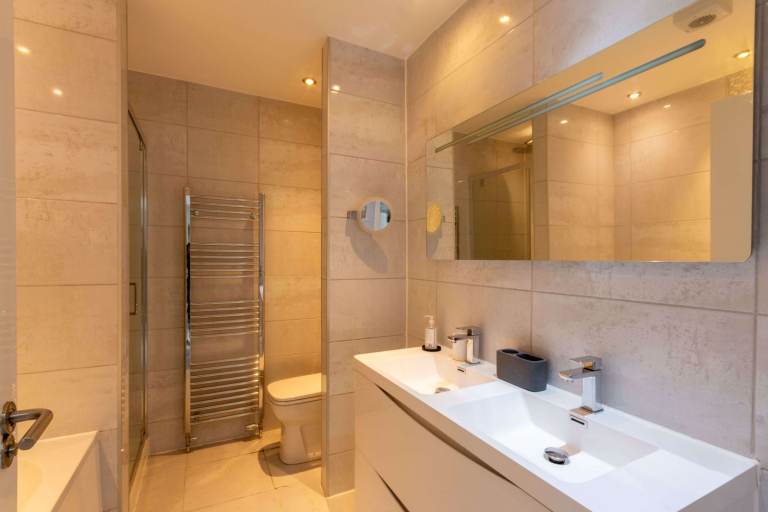 Stunning and immaculate, 2 bedroom, 2nd floor flat in Fountainbridge – available July