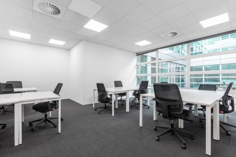 Reigate - RH2 9RJ \ Serviced Office for Rent with 5-Desk Capacity