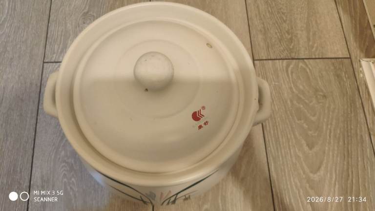 White Ceramic Cooking Pot with Lid – Good Condition