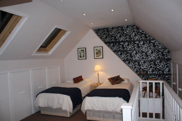 LARGE DOUBLE ROOM WITH PRIVATE TOILET IN CLEAN QUIET HOUSE, WIFI, CLEANER, 5 MIN BUS WOOD GREEN