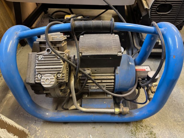 110v compressor in good condition if you can see this ad then it’s still available 