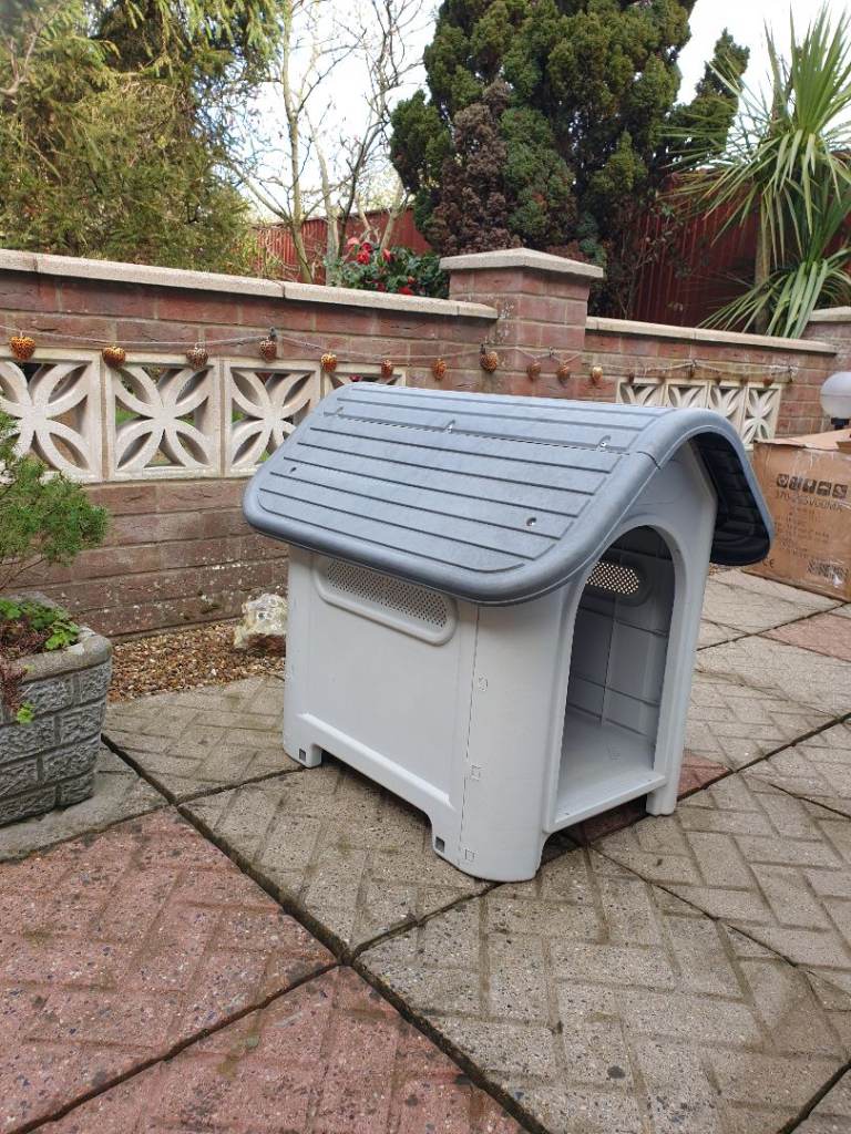 Plastic pet kennel 