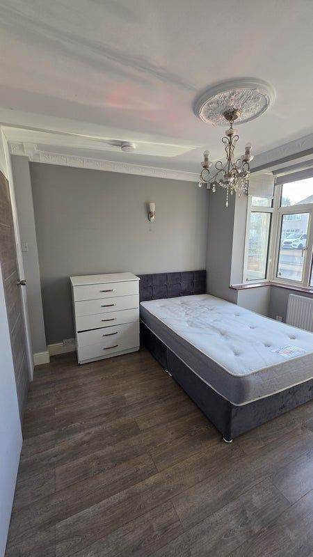 Furnished Double room NEXT TO STATION Chessington