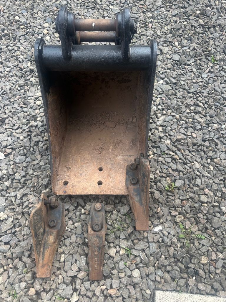 Digger excavator Mixture of 4 jcb buckets from £40 25mm 4 pins £10 each lifting chain £40. 