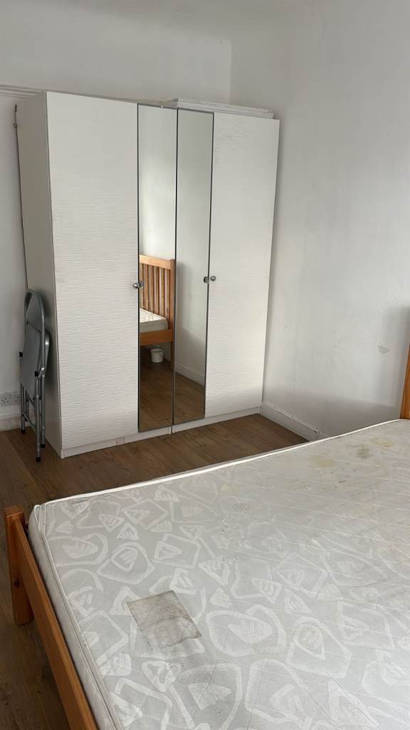 Double room in clean quiet house Gants Hill