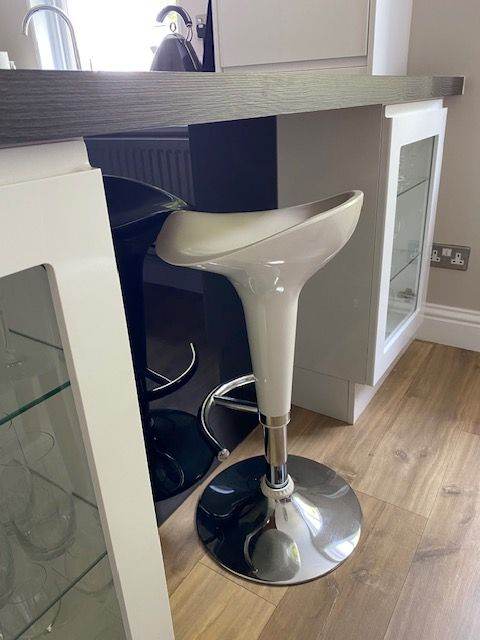 Classic gas-lift bar stool in white - height adjustable 64cm - 86cm - single item only