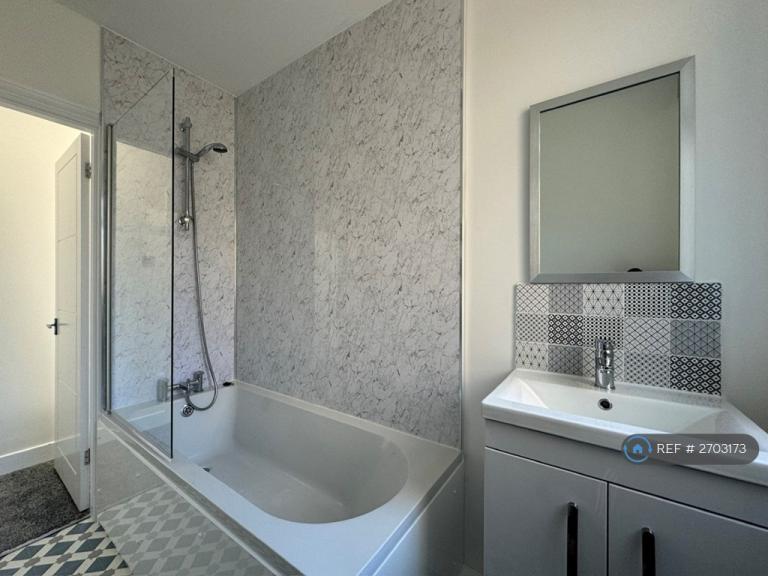 2 bedroom flat in Lower Queens Road, Ashford, TN24 (2 bed) (#2703173)