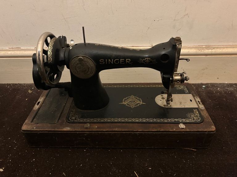 Vintage Singer Sewing Machine - Free