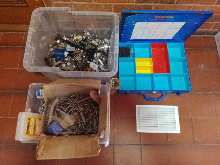 Joblot of screws and hinges for kitchen cabinets £10