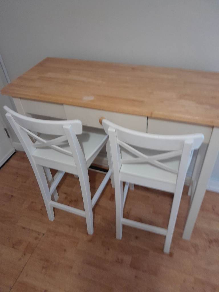 Kitchen counter & 2 stools 