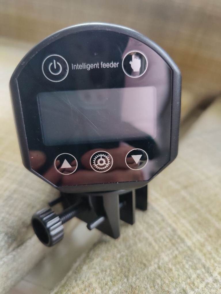 Battery operated fish feeder 