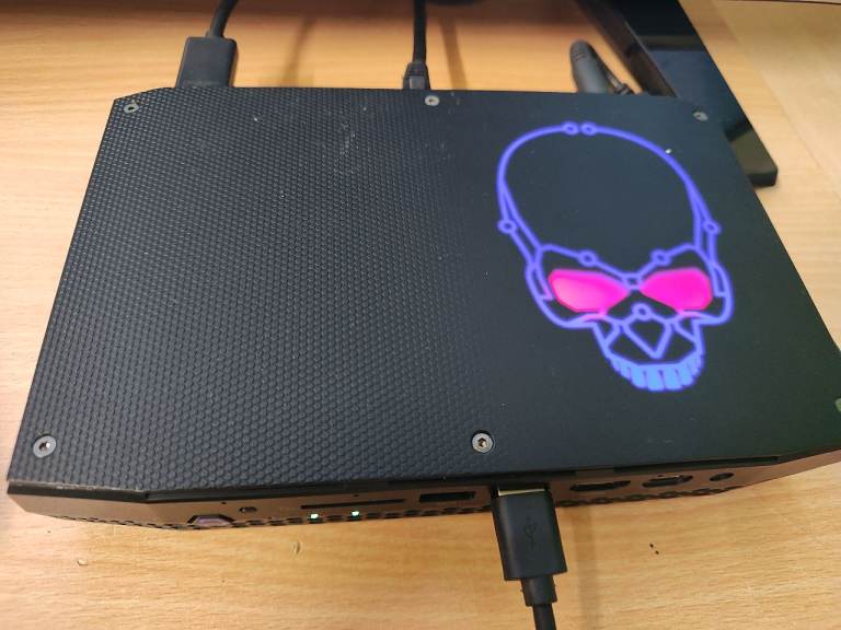 Intel NUC8i7HNK Hades Canyon Gaming PC