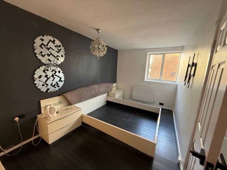 Room in 3 bedroom GFF with access to large garden £1100 bills included or £950 excluding bills