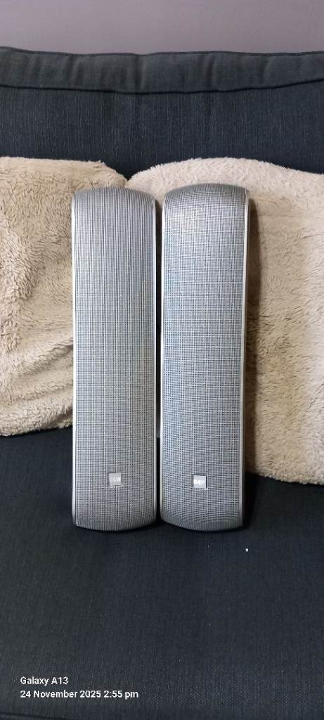 SPEAKERS B&W AND WALL BRACKETS. 